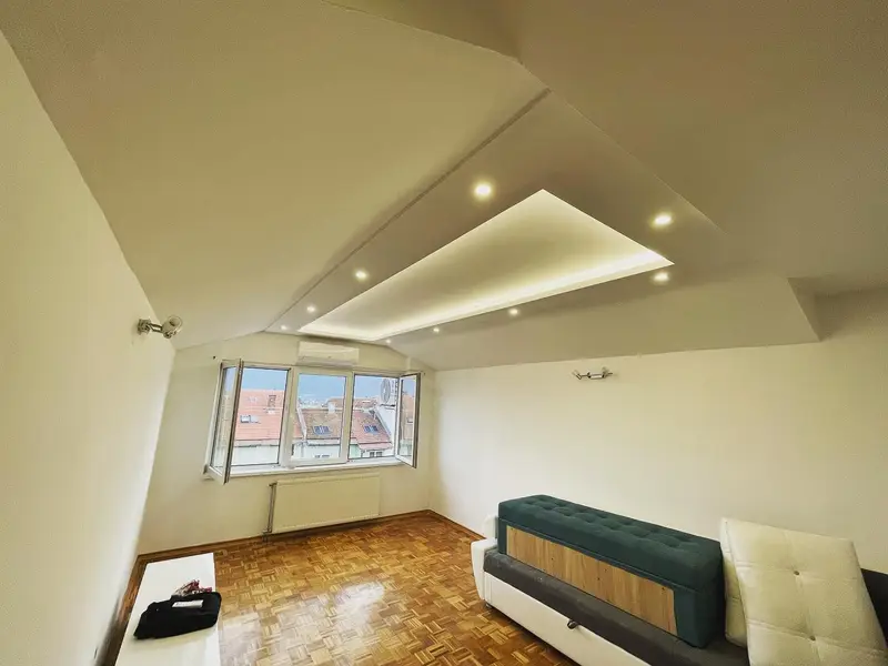 Spušteni strop s LED trakom i spotovima u sobi u potkrovlju